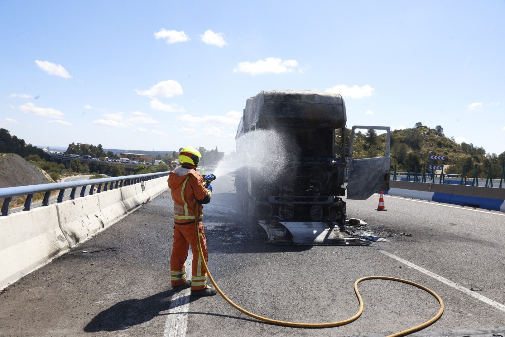 Las imágenes del incendio de un camión en la A-3 este lunes