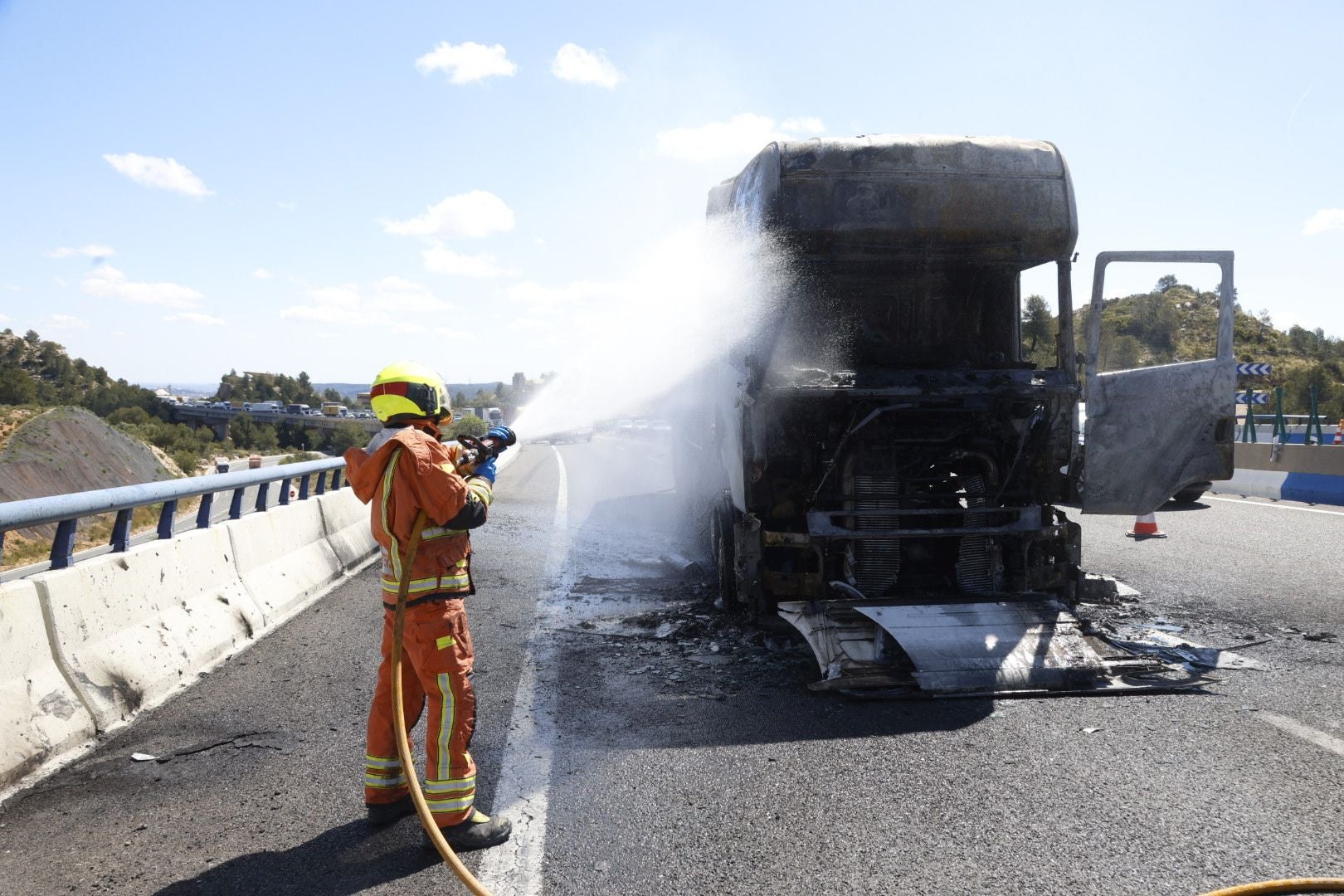 Las imágenes del incendio de un camión en la A-3 este lunes