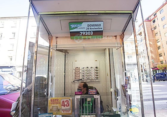 Venta de cupones en un quiosco de la ONCE