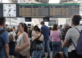 Estación Joaquín Sorolla, colapsada por la falta de servicio ferroviario.