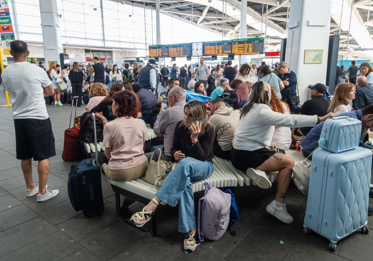 Pasajeros atrapados en la estación de tren Joaquín Sorolla de Valencia.