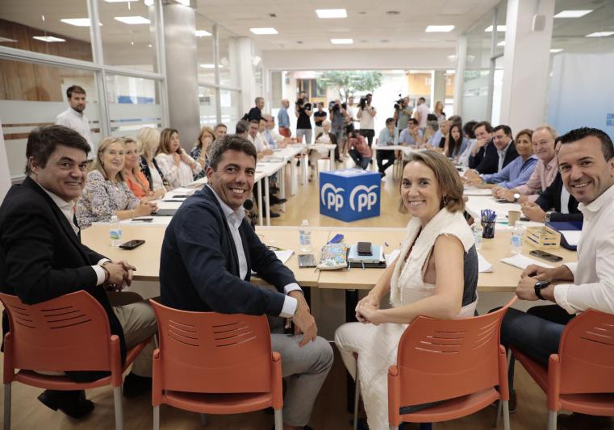 Cuca Gamarra y el presidente Mazón, en una reunión del PP celebrada en Valencia durante el año pasado