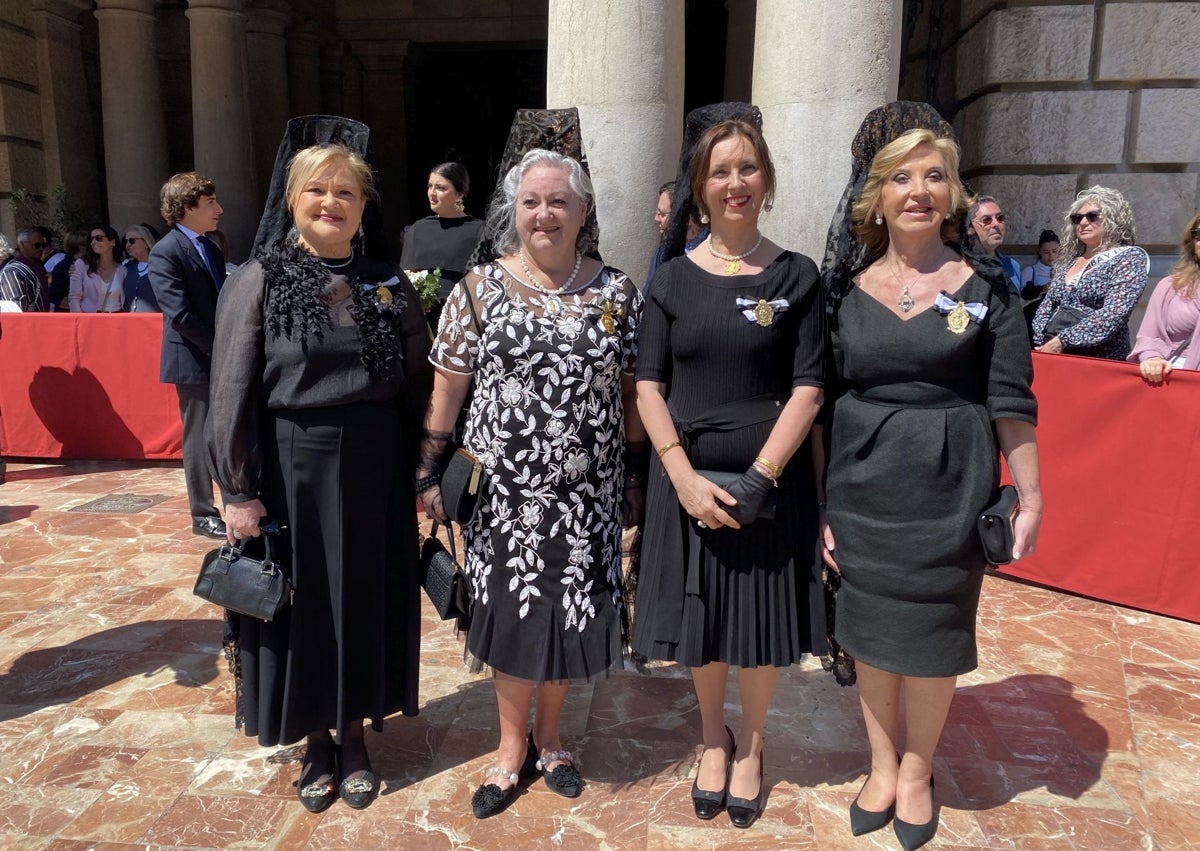 Imagen secundaria 1 - Honorables clavariesas de anteriores ediciones y la regina dels Jocs Florals, María García Vallcanera, con su cort d'amor y el presidente de Lo Rat Penat, José Vicente Navarro.