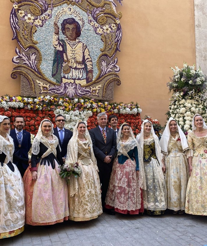 Imagen secundaria 2 - Honorables clavariesas de anteriores ediciones y la regina dels Jocs Florals, María García Vallcanera, con su cort d'amor y el presidente de Lo Rat Penat, José Vicente Navarro.