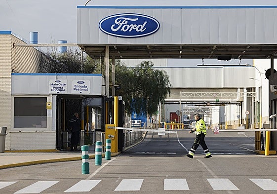 Acceso a la factoría Ford en Almussafes.