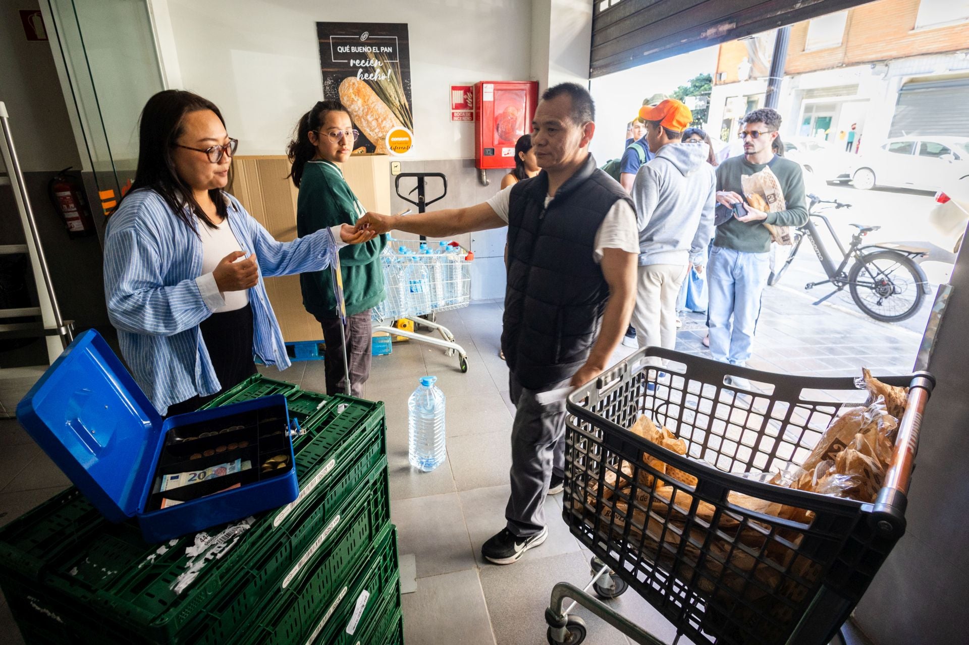FOTOS | Así se vive un día de apagón en Valencia