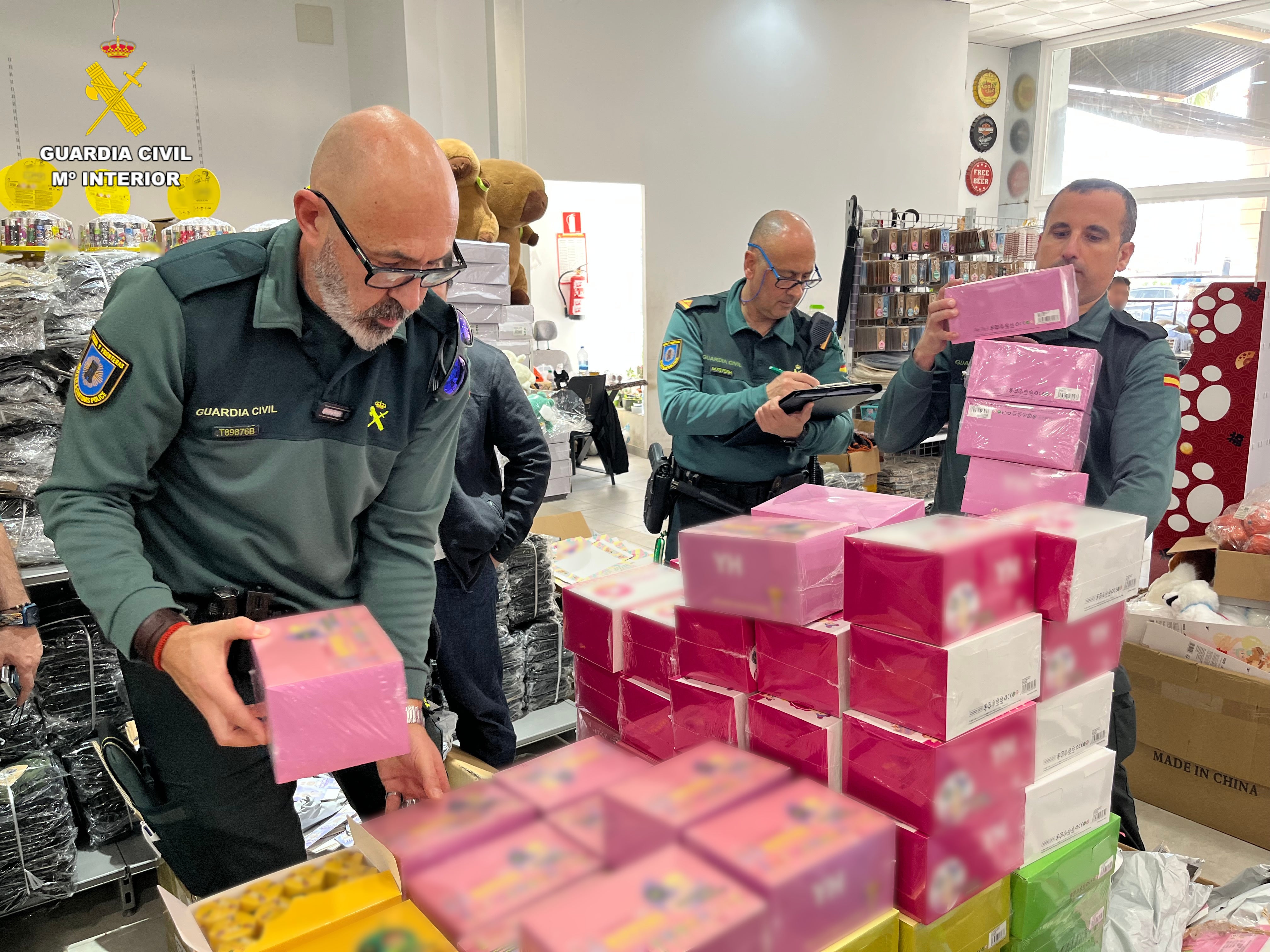 Investigada por tener a la venta más de 4.000 muñecos falsificados en Manises