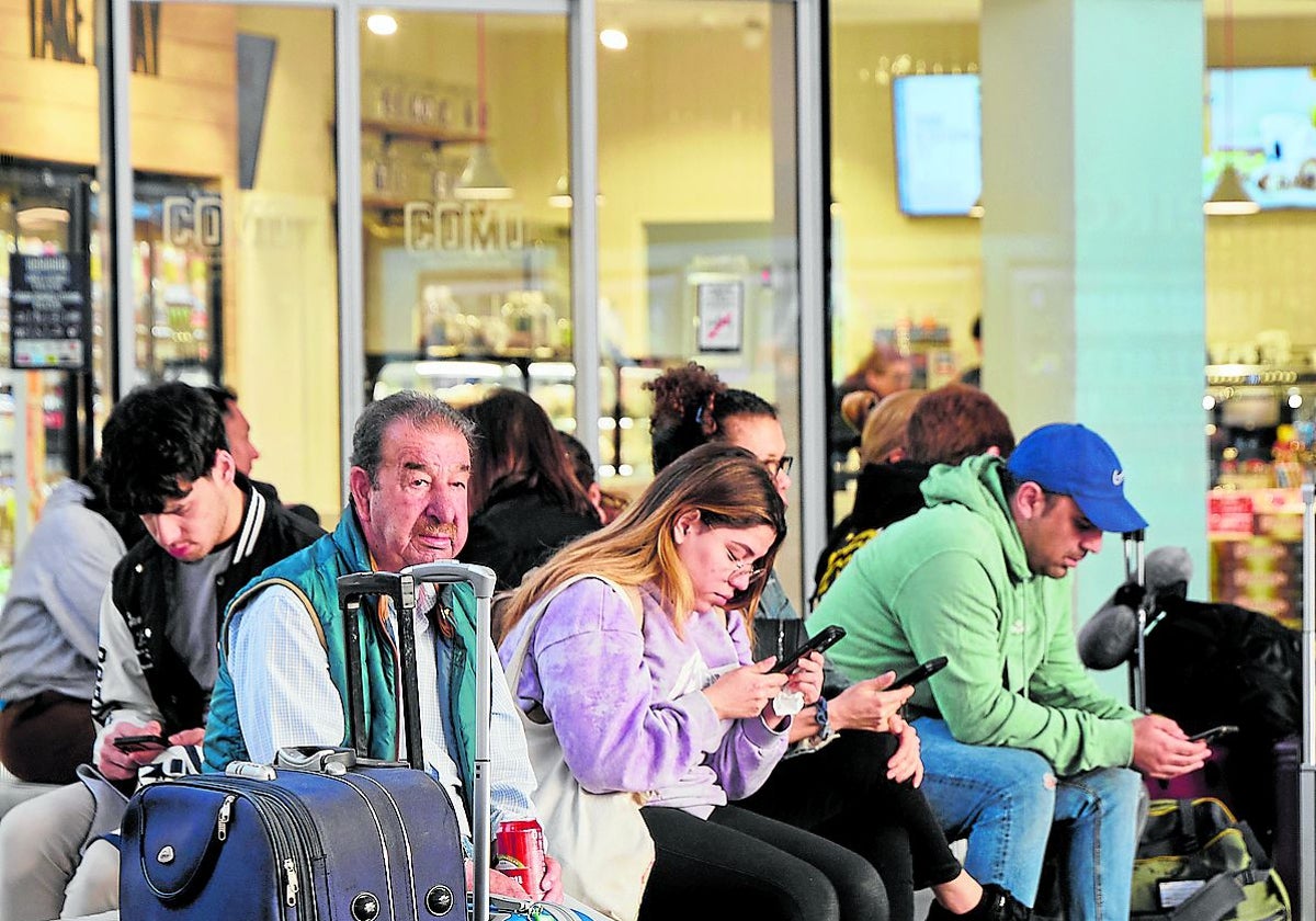 Viajeros aguardan la salida de su tren en la estación Joaquín Sorolla de Valencia.