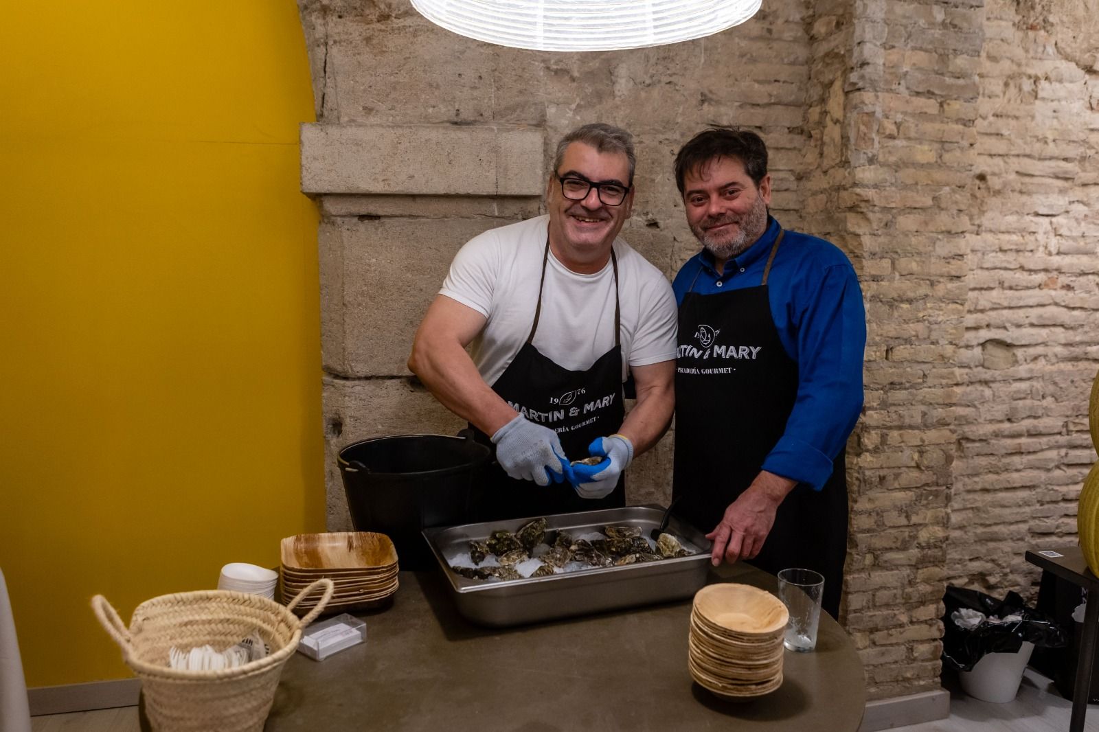 Luis y Alberto Lázaro pusieron las ostras y pondrán todo el pescado de la carta.