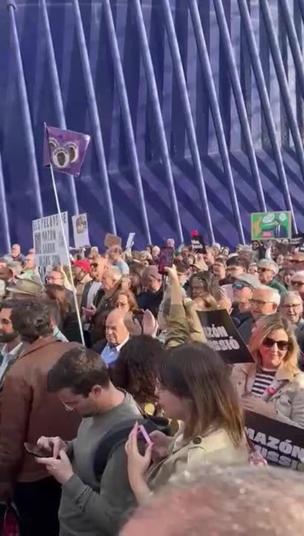 Miles de personas protestan contra Mazón en Valencia