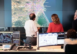 La alcaldesa Catalá observa un mapa del área metropolitana en su visita a Emivasa este martes.