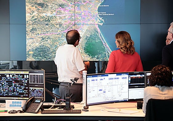La alcaldesa Catalá observa un mapa del área metropolitana en su visita a Emivasa este martes.