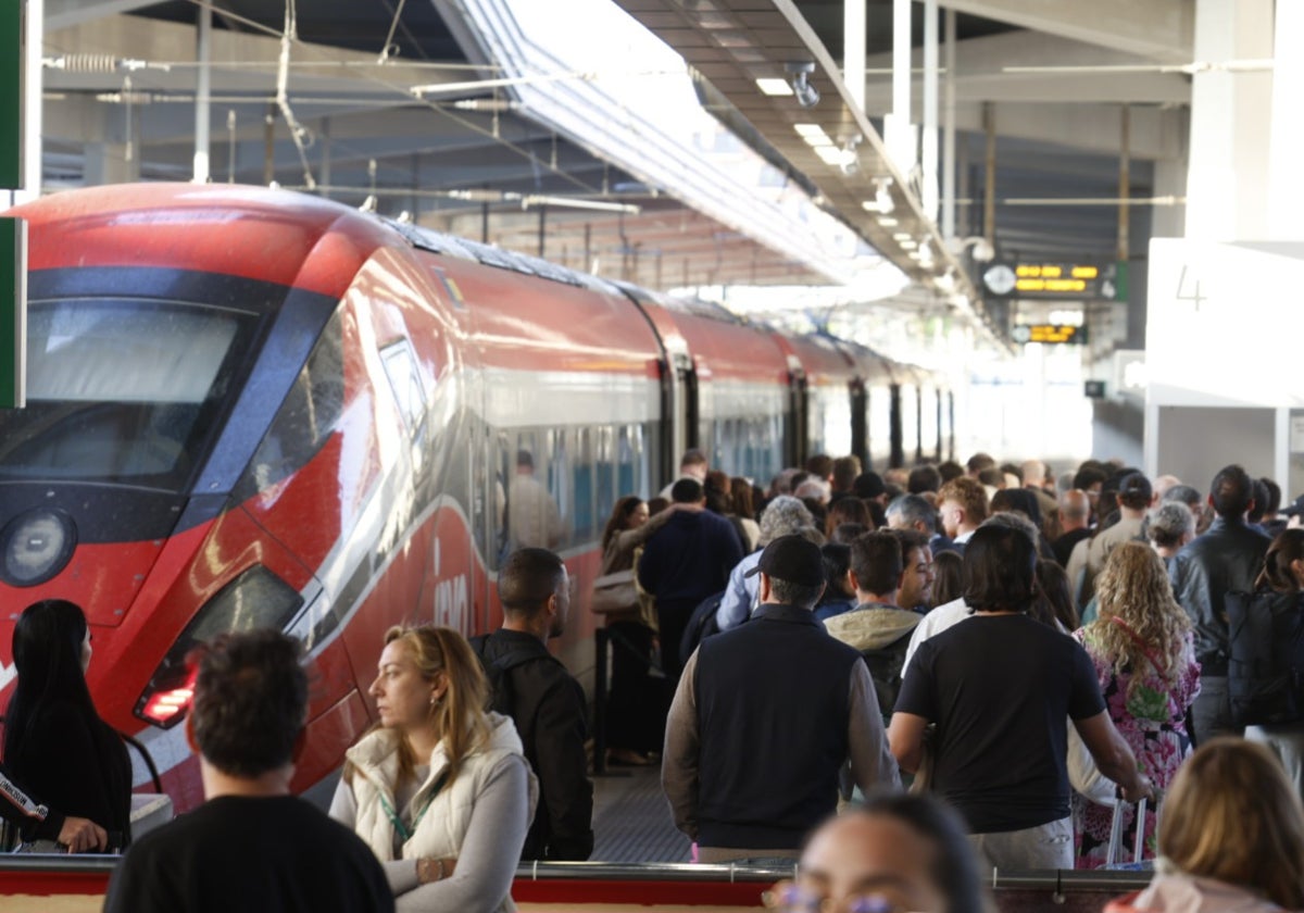 Los viajeros se acercan a su tren, este martes por la mañana.