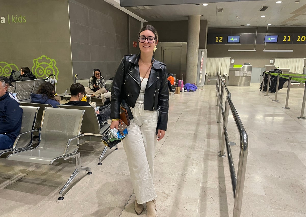 Imagen secundaria 1 - Eneida, Carlos y Ariadna han pasado unos días en Gandia; Florinda, estudiante de Arquitectura vino por viaje de estudios; aviso en el punto de información turística 'Visit Valencia'.