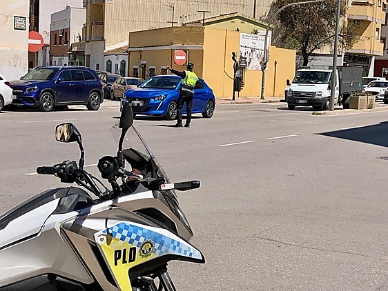 Un policía de Dénia regulando el tráfico tras apagarse los semáforos.