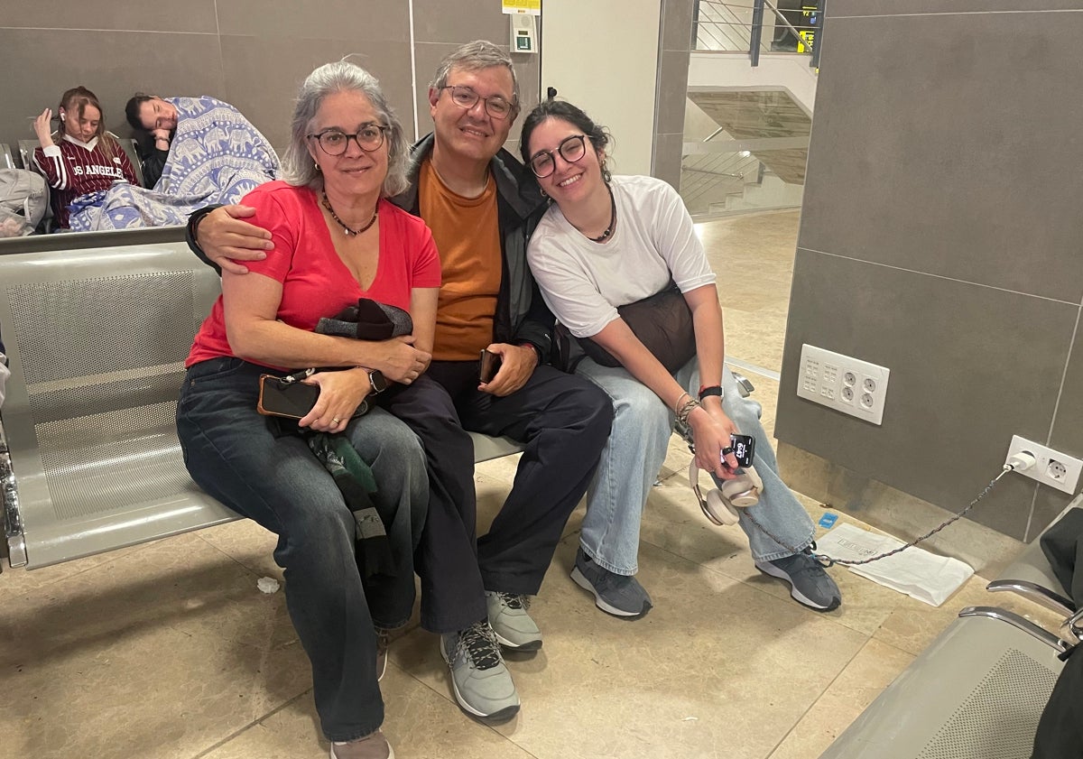 Imagen principal - Eneida, Carlos y Ariadna han pasado unos días en Gandia; Florinda, estudiante de Arquitectura vino por viaje de estudios; aviso en el punto de información turística 'Visit Valencia'.