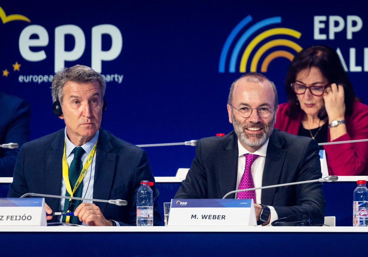 Feijóo, ayer, junto a Manfred Weber, en el Congreso del PP.