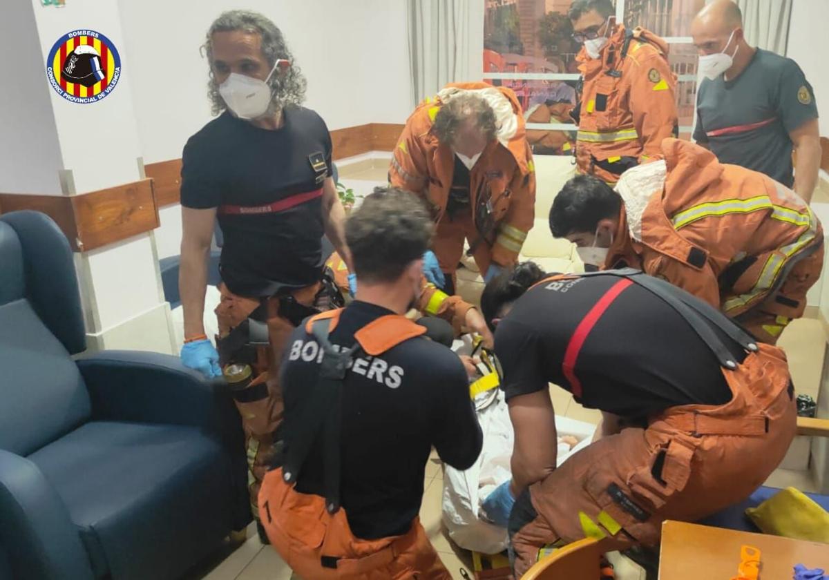 Varias personas atendidas por inhalacion de humo en el incendio de una residencia en Alaquàs tras el apagón