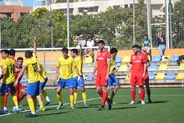 Jugadores del Tavernes y del Dénia durante el encuentro en el Diego Mena.