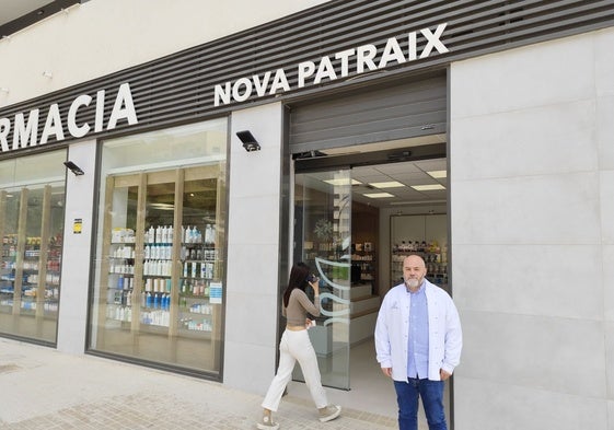 Julio Iranzo, frente a la farmacia Nova Patraix este martes.