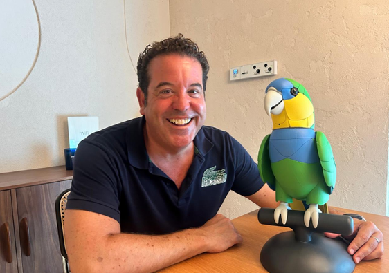 Pablo Mariñosa, con el loro Onorato.