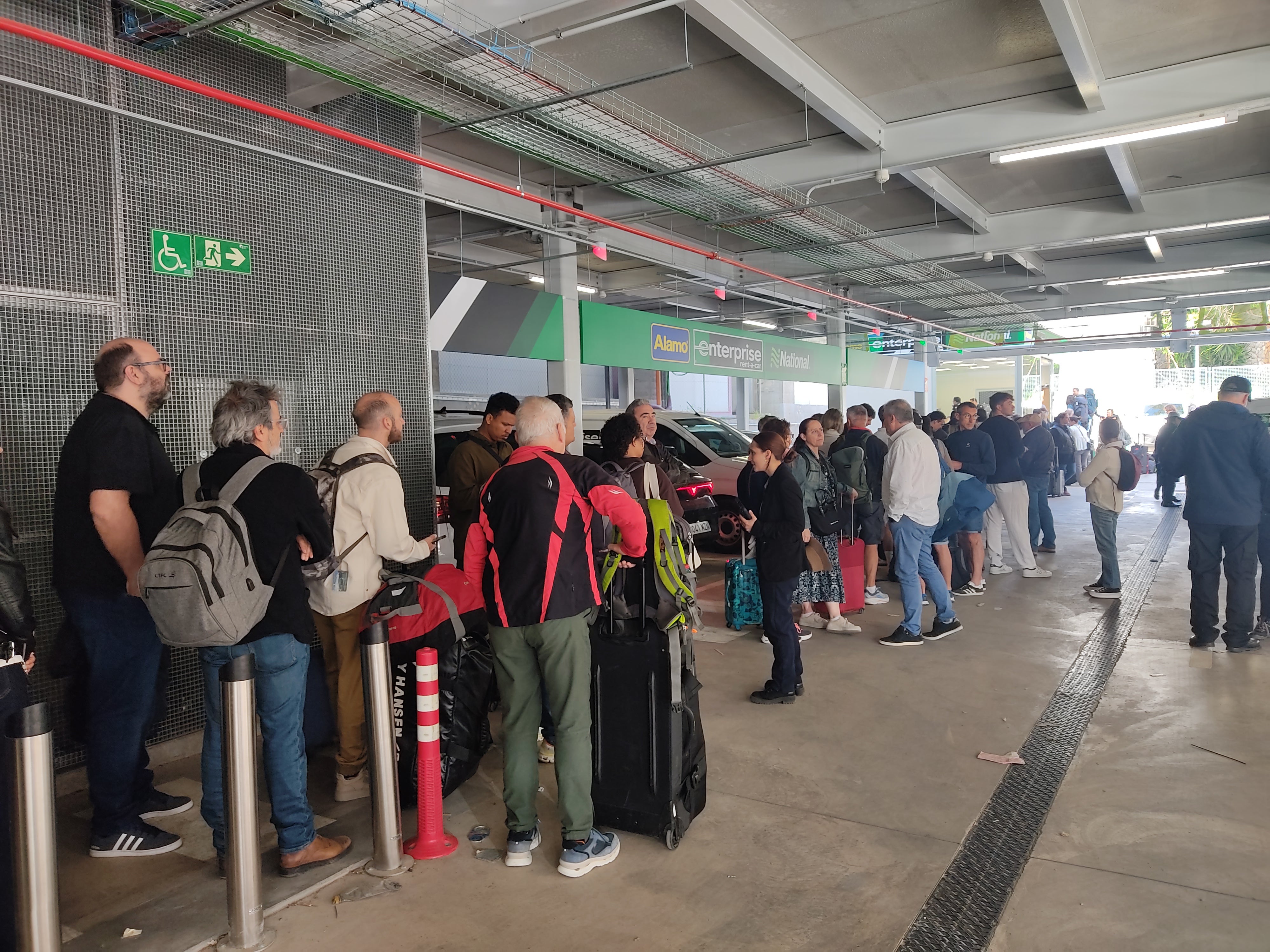 Colas en la estación de Atocha en busca de un coche.