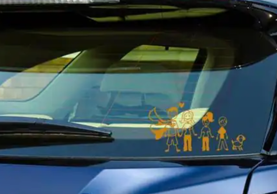 Las pegatina que la DGT prohibe llevar en el coche y por las que multa hasta con 200 euros