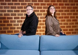 Juanjo y Patricia, en el sofá de LAS PROVINCIAS.