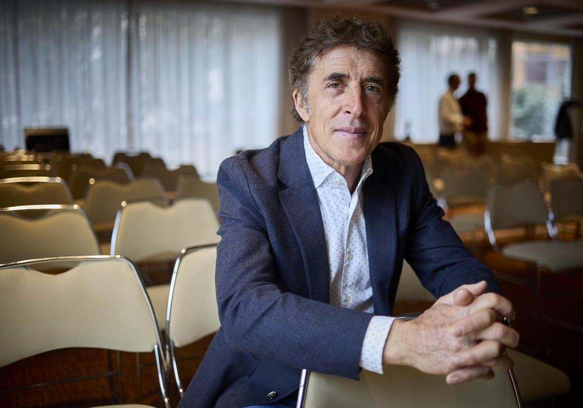 Perico Delgado posa el día de la presentación del Gran Fondo.