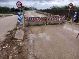 Camino rural cortado en Alzira.
