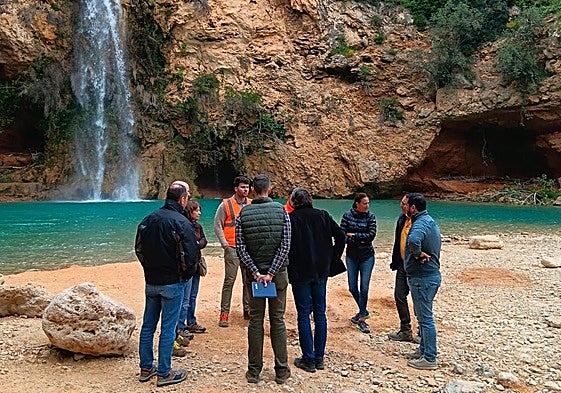 Visita de los técnicos a parajes de Buñol este miércoles.