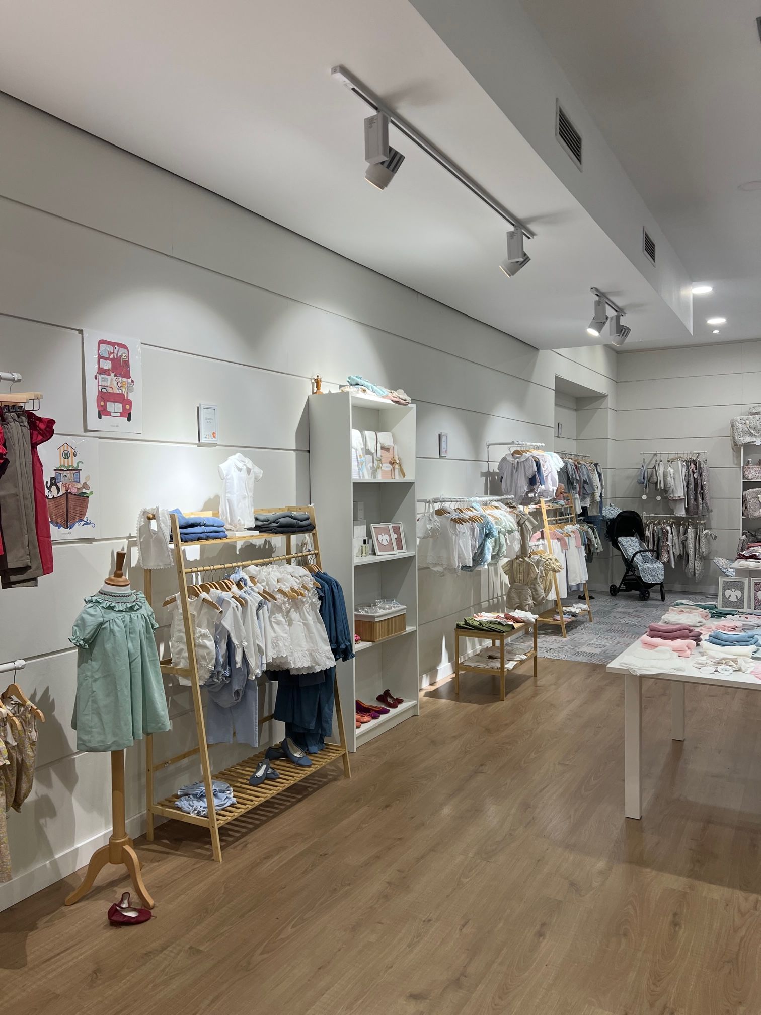 Imagen principal - La tienda de ropa de bebé valenciana que ha recuperado las capotas y los faldones