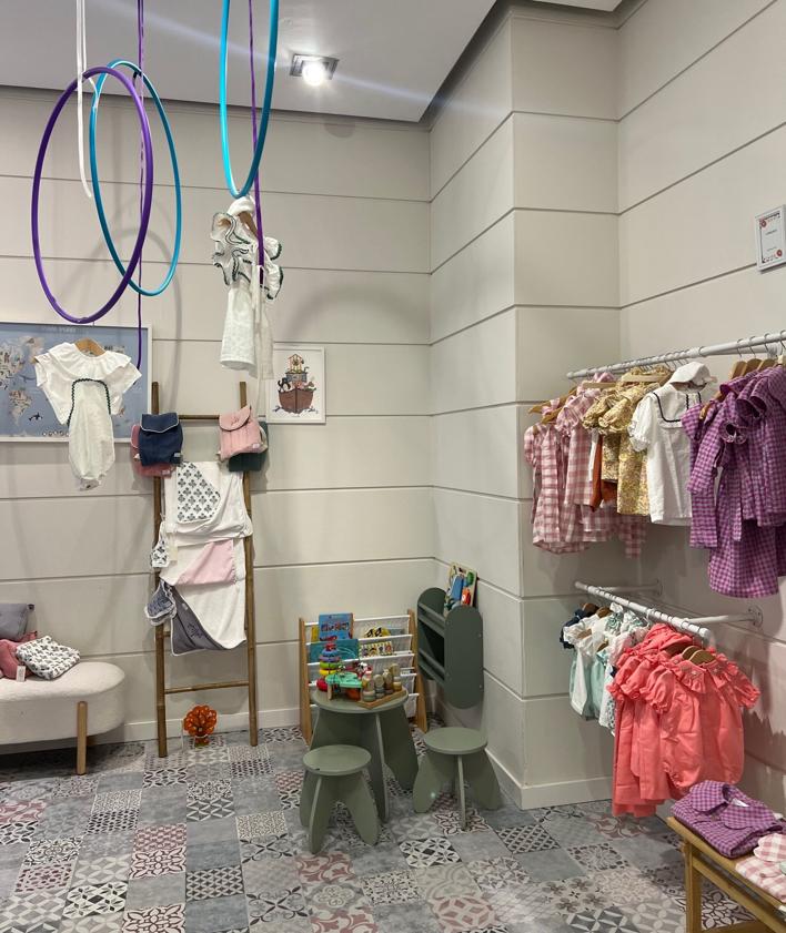 Imagen secundaria 2 - La tienda de ropa de bebé valenciana que ha recuperado las capotas y los faldones