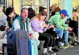 Viajeros aguardan la salida de su tren en la estación Joaquín Sorolla de Valencia.