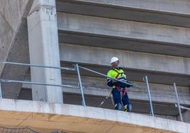 Un obrero trabaja en el Nou Mestalla.