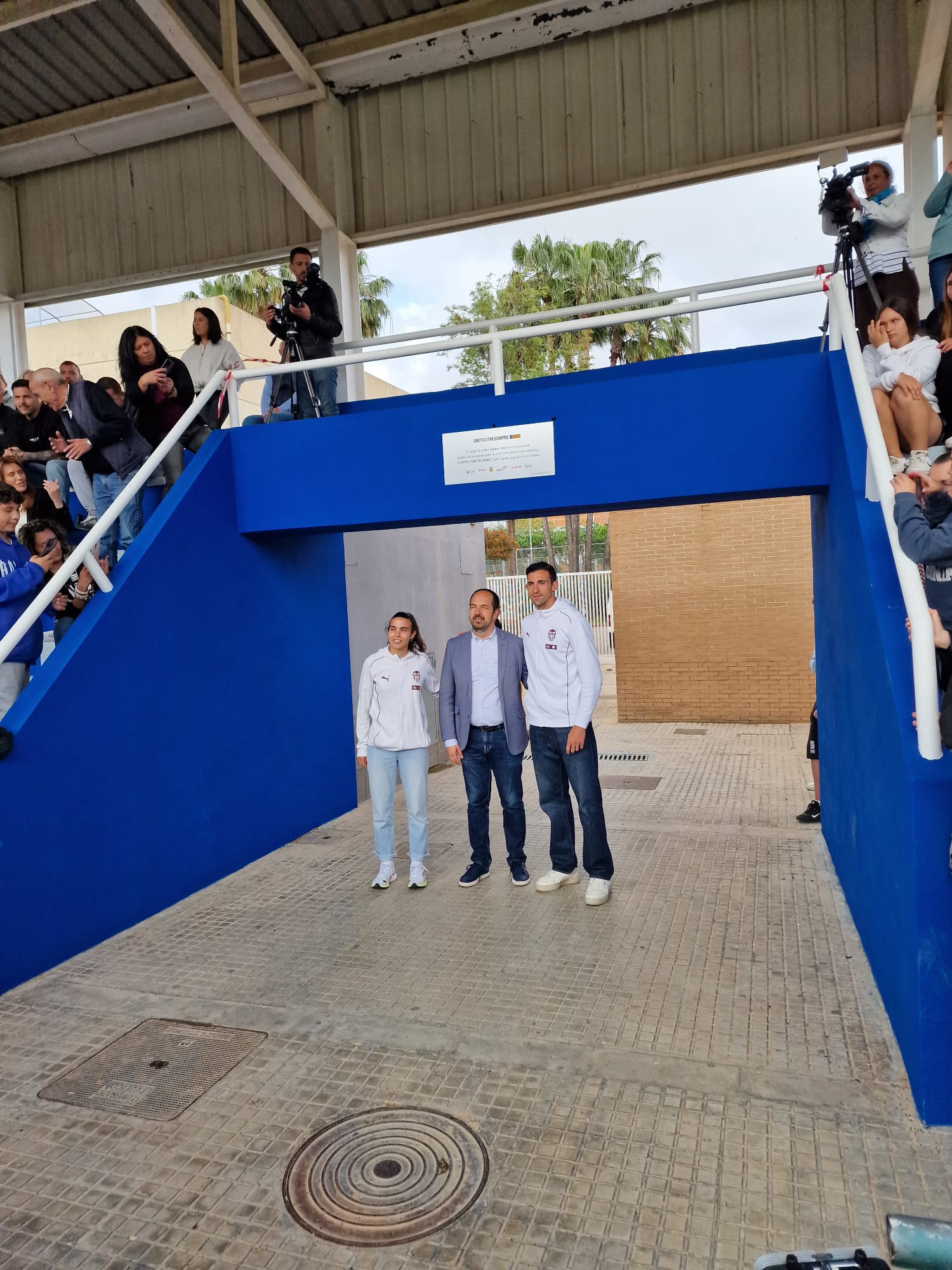 Momento del descubrimiento de placa en el nuevo Jaume Ortí.