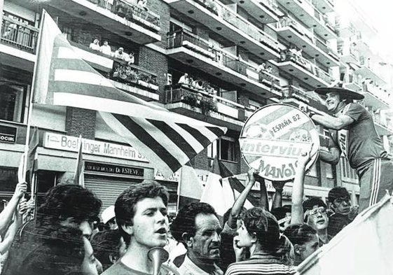 Manolo el del Bombo, en la Avenida de Suecia, durante el Mundial de España, en 1982.