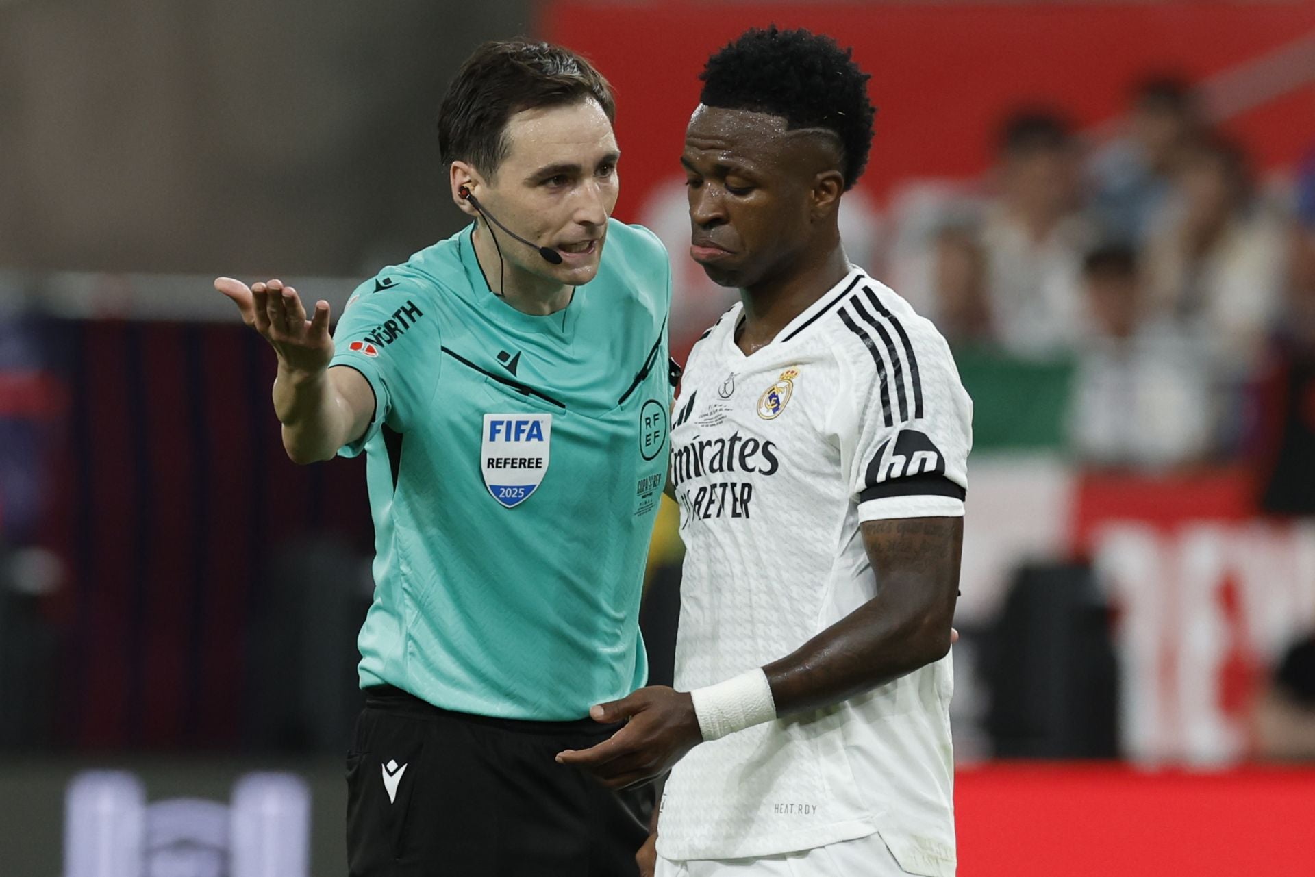 Ricardo de Burgos Bengoetxea, con Vinícius, en al final de la Copa del Rey.