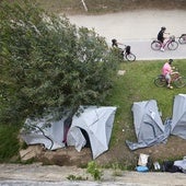 Un asentamiento de hasta cinco tiendas de campaña bajo en un pretil del viejo cauce.