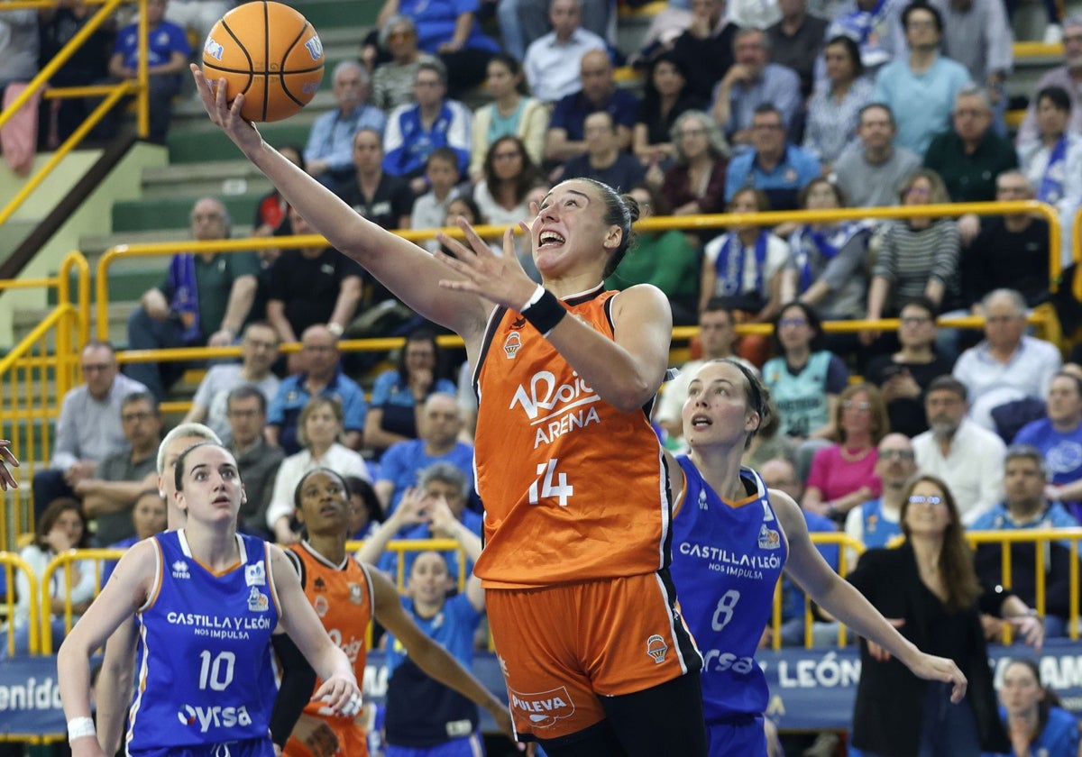 Una descomunal Raquel Carrera sostiene al Valencia Basket en Salamanca
