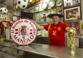 Manolo el del Bombo, en una imagen de archivo, en su bar de Valencia.