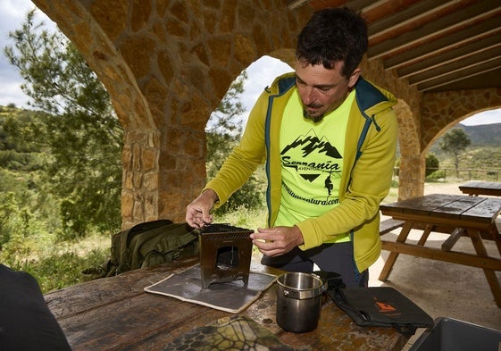 Jonathan muestra su hornillo, recién sacado de su mochila 24 horas.