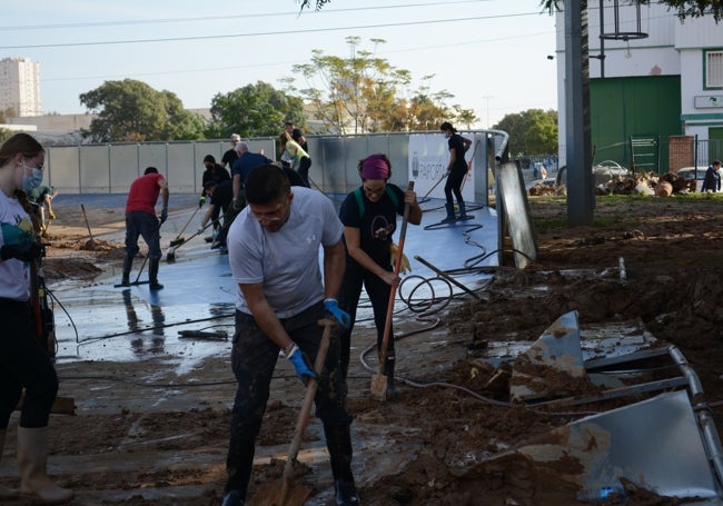 Los voluntarios durante las tareas de limpieza de la pista.