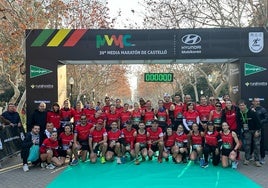 Miembros del Run Adicction Castellón, durante la Media Maratón Castellón.