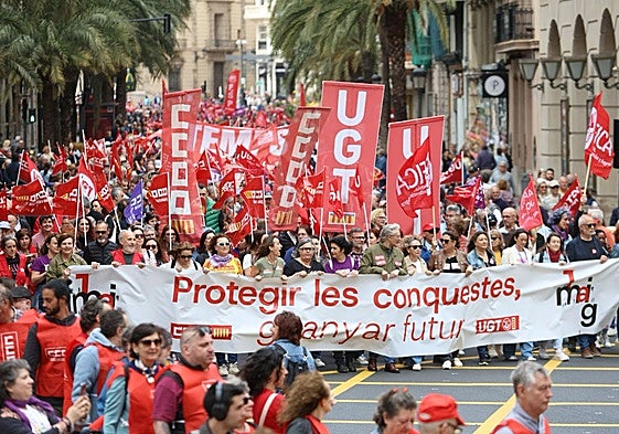 Manifestantes avanzan por las calles del centro de Valencia.