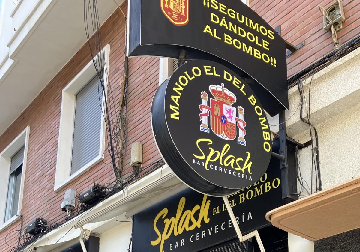 El Bar de Manolo el del Bombo rinde homenaje a su fundador tras su fallecimiento