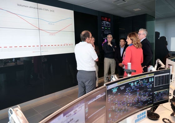 VIsita de la alcaldesa de Valencia, María José, a la sala de control del agua potable.