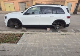 Coche que ha sufrido el robo de cuatro ruedas y que han dejado apoyado sobre ladrillos.