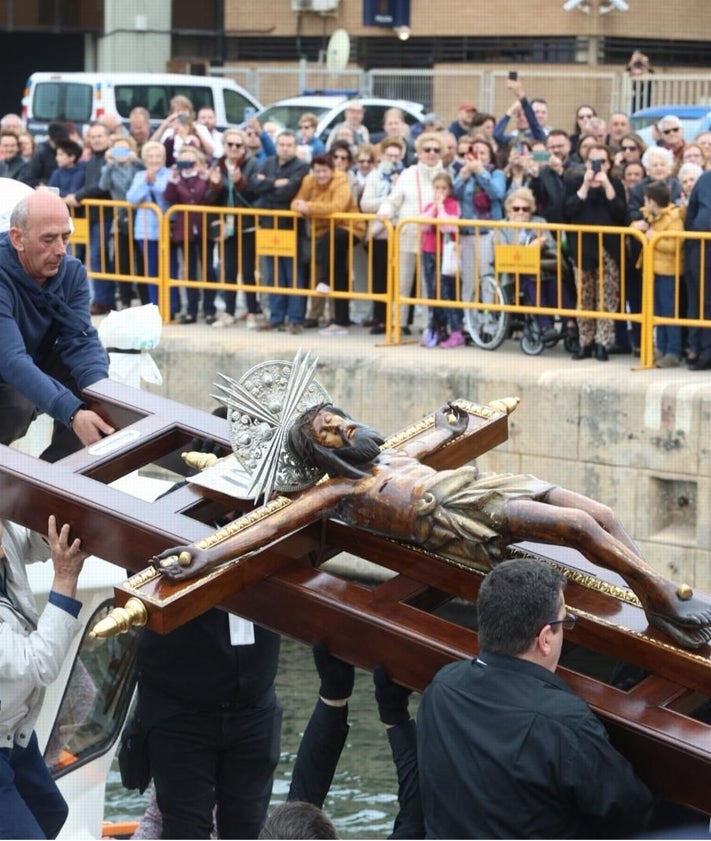 Imagen secundaria 2 - Llegada del Cristo del Grao, a la dársena del puerto de Valencia.