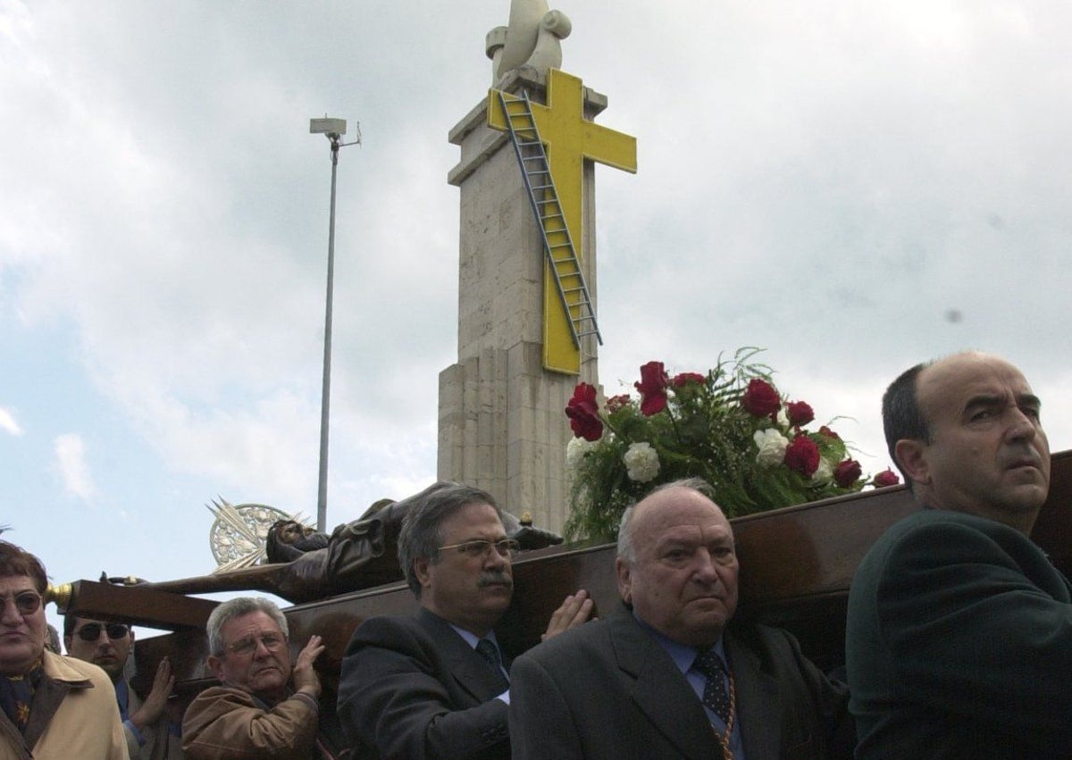 Imagen secundaria 1 - Este año, el monolito sin la cruz y la escalera, y en años anteriores, procesión con el emblema.